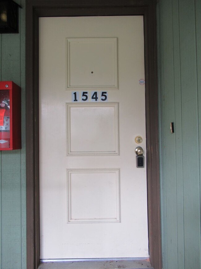Building Photo - One Bedroom Apartment Close to Downtown