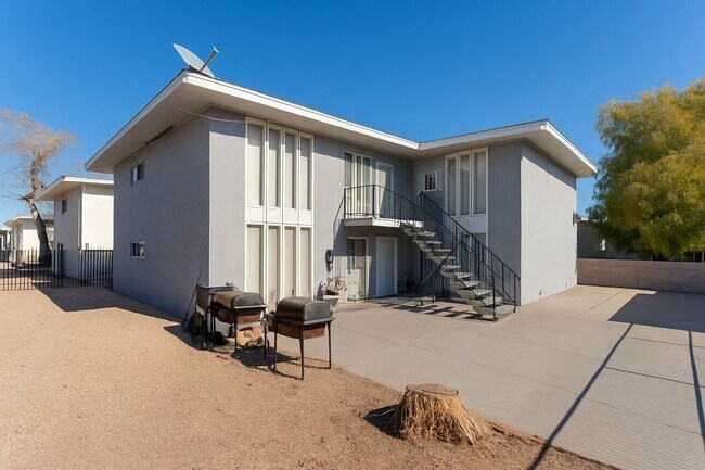 Building Photo - Bright & Spacious 2-Bedroom Upstairs Unit ...