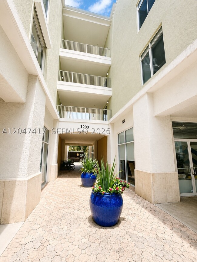 Building Photo - 1203 Town Center Dr