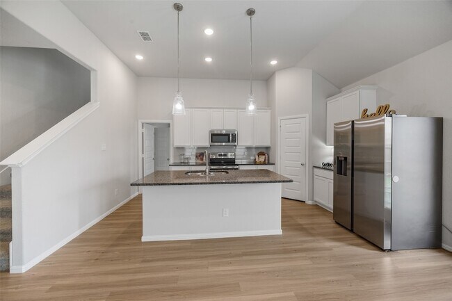 Foto del edificio - 223 Miramar Ave