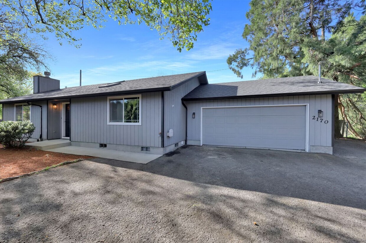 Foto principal - Updated 3 bedroom 2 bath house in a great ...