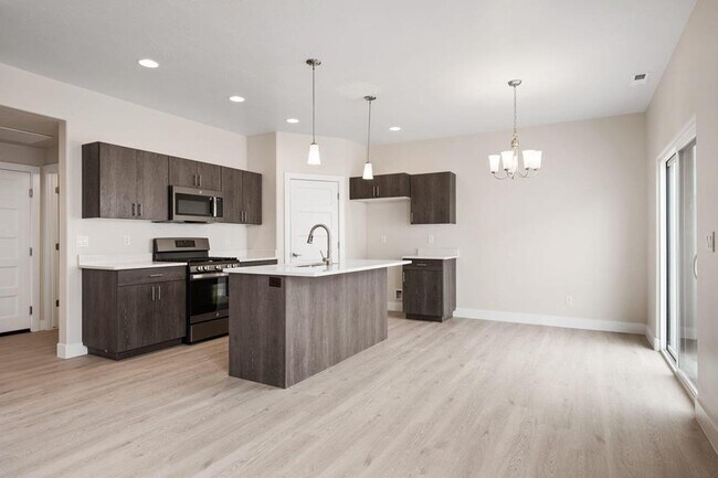 Building Photo - 590 Elmbrook Dr
