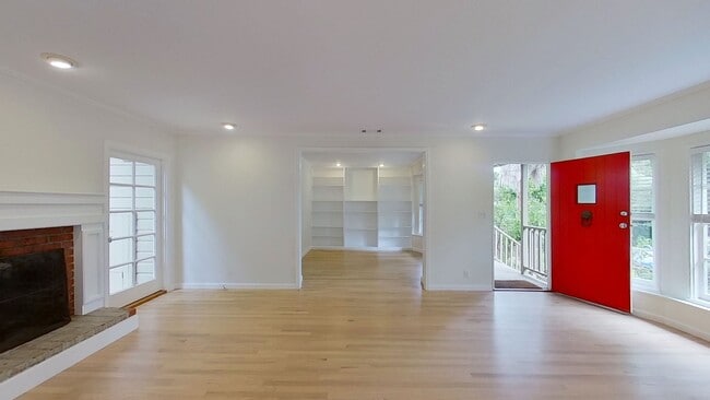Building Photo - Stunning 2 bed / 2 bath Home with hot tub on Foothill!