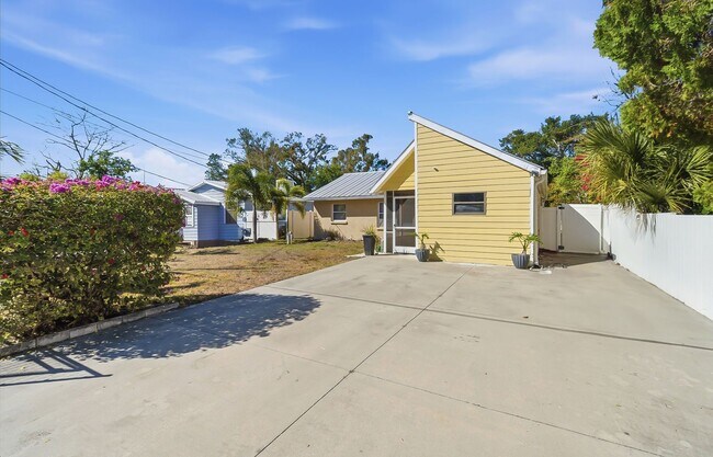 Foto del edificio - Charming Sarasota Retreat –4-Bedroom/3-Bathroom Modern Pool Home Near Everything!