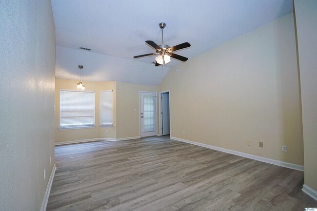 Building Photo - 102 Vistawood Ct