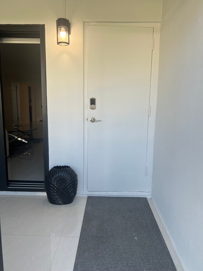 Building Photo - 303 Racquet Club Rd
