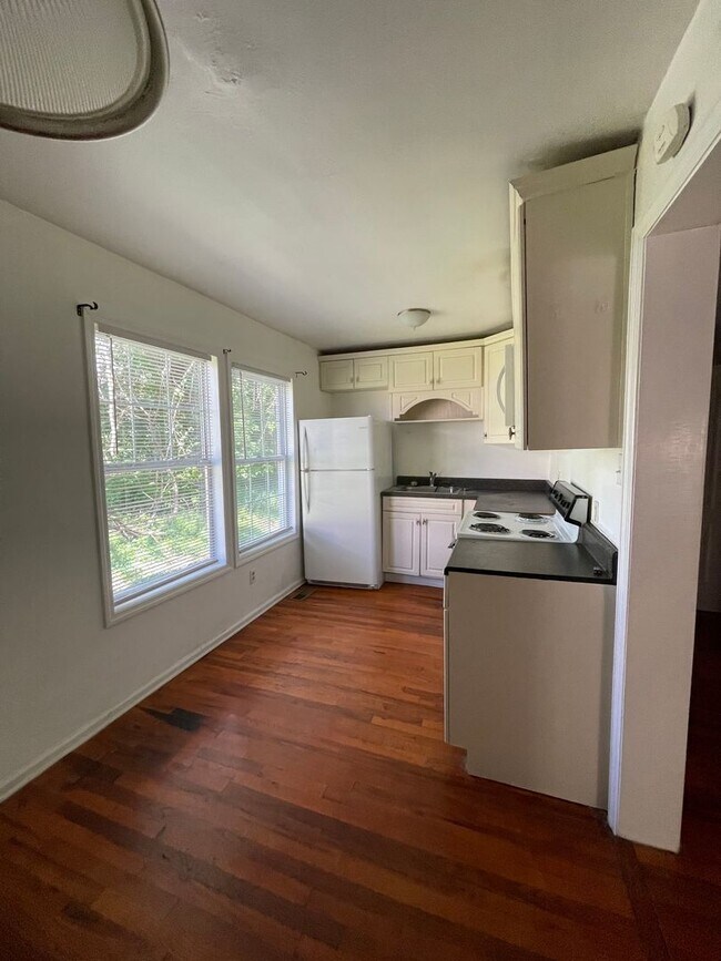 Building Photo - 2 bedroom, 1 bath house in Columbia!