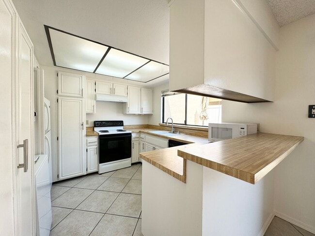 Foto del edificio - AVAILABLE NOW!! Charming 3 bedroom 2-bathr...