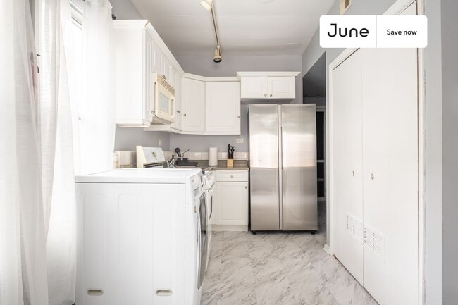 Building Photo - 2250 W North Ave