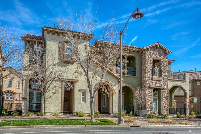 Building Photo - Charming 3-Level Townhome in Gated Communi...