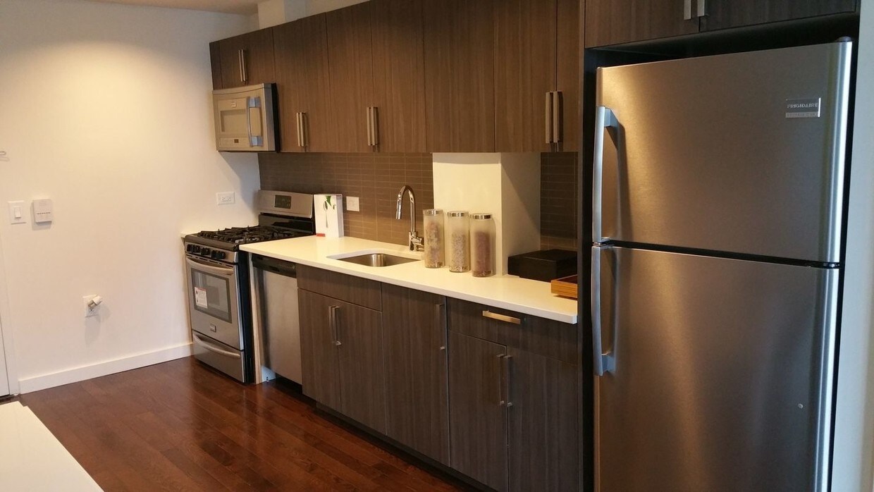 Primary Photo - Stunning Sun drenched 1 Bedroom. Luxury li...
