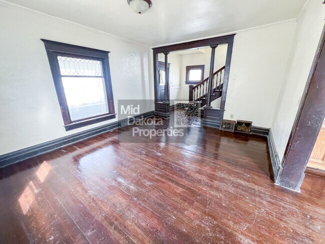 Building Photo - 401 W 11th-3 Bedroom House