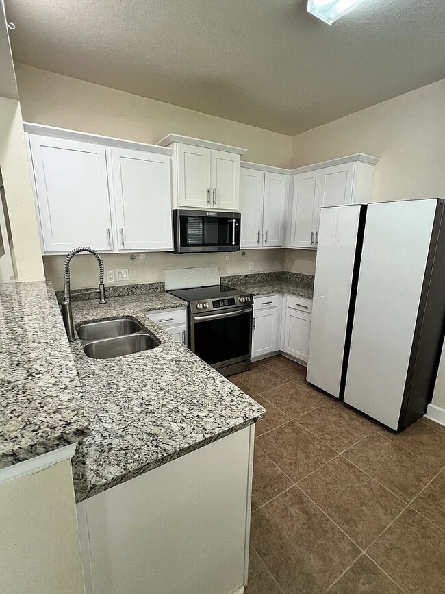 Kitchen - 6058 Twain St
