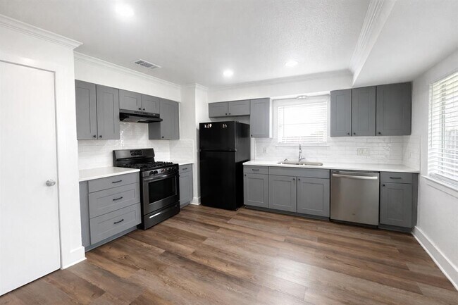 Foto del edificio - 5503 Burgundy Dr