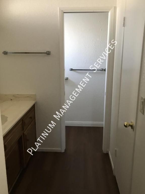 Building Photo - 440 Cheyenne Cir