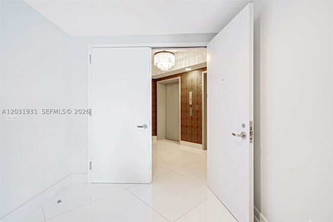 Building Photo - 2711 S Ocean Dr