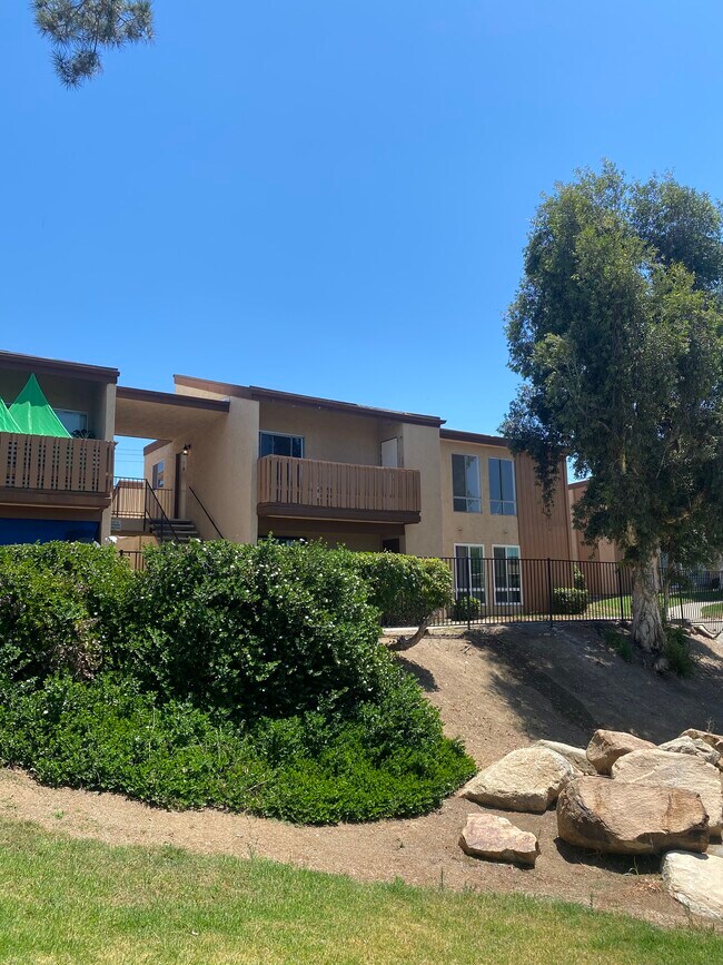 Foto del edificio - 1051 Rock Springs Rd