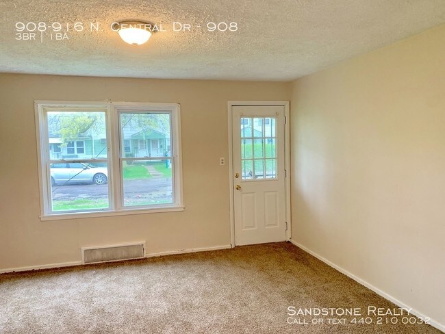 Foto del edificio - 3 bedroom Town house