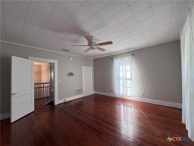 Building Photo - 410 Burleson St