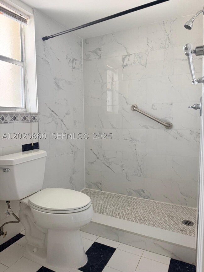 Foto del edificio - 8595 Sunrise Lakes Blvd