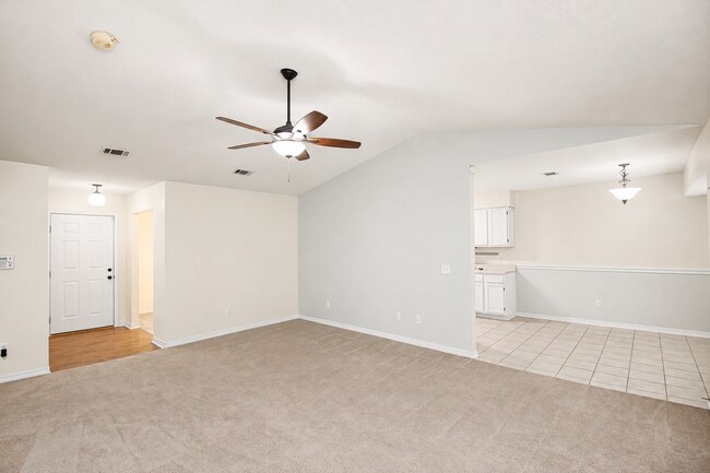 Foto del edificio - SW Pensacola Creek-Front Home with Screened Porch!