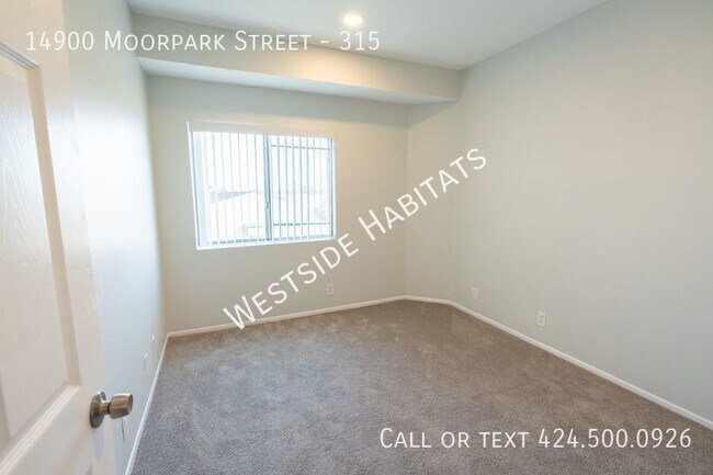 Building Photo - 14900 Moorpark - Gorgeous, fully renovated...