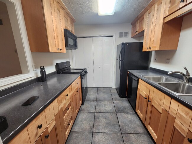 Building Photo - 910 Country Park Dr