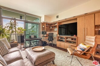 Building Photo - 13700 Marina Pointe Dr