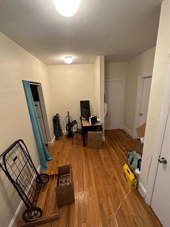 Building Photo - No Brokers Fee, No Security Deposit, Heat,...