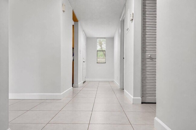 Foto del edificio - 9816 NW 36th St