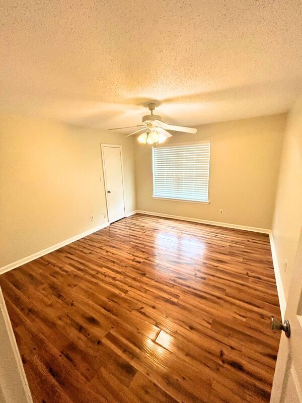 Building Photo - 903 Chapel Creek Dr