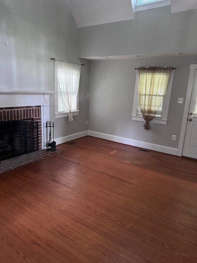 Sala de estar con chimenea de leña - 435 Barstow Rd