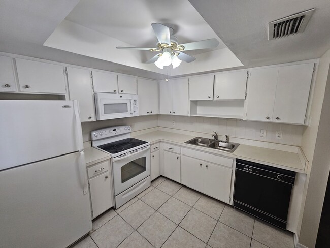 KITCHEN - 3536 Pinecrest St