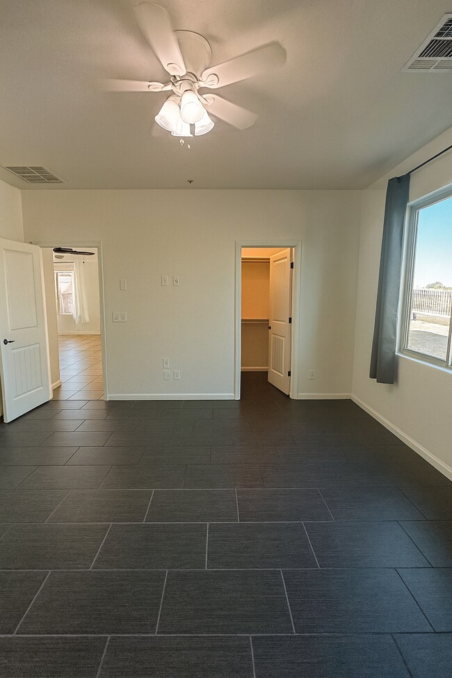 Foto del edificio - 910 S 199th Ln