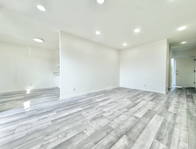 Building Photo - 4033 Sunset Blvd