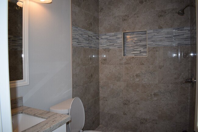 Foto del edificio - 15807 Mill Hollow Dr