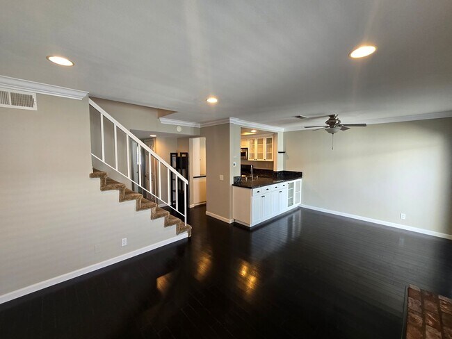 Foto del edificio - Beautiful Cherry Wood Comm: 3 Bedroom 3 Ba...