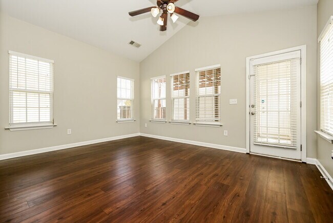 Building Photo - 292 Monarch Village Way