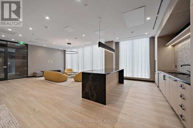 Photo du bâtiment - 664 Spadina Ave.