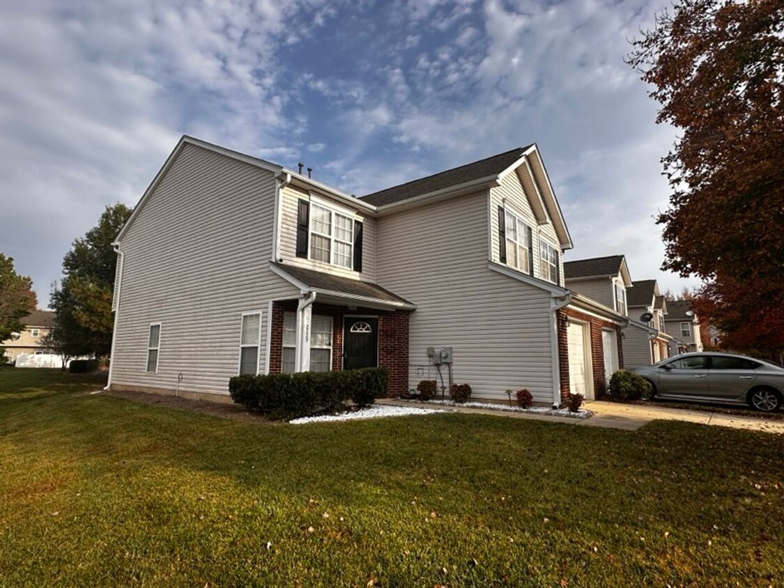 Foto del edificio - Charming end unit townhome in Matthews!