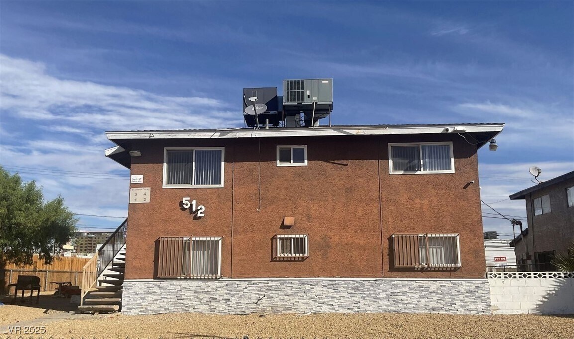 Primary Photo - 512 North Cir