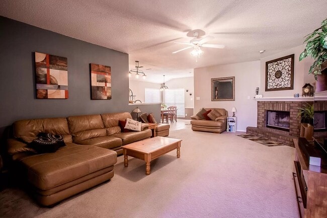 Foto del edificio - 518 N Juneau Ave