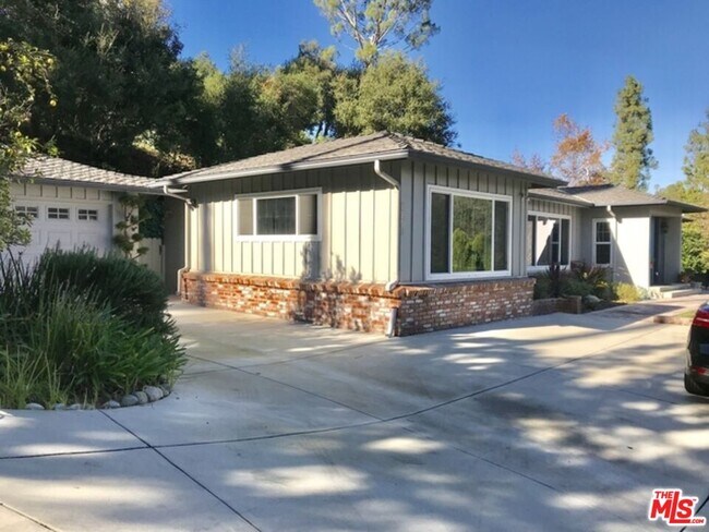 Building Photo - 1290 Clubhouse Dr