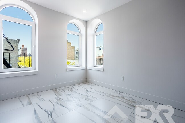 Foto del edificio - 130 Graham Ave