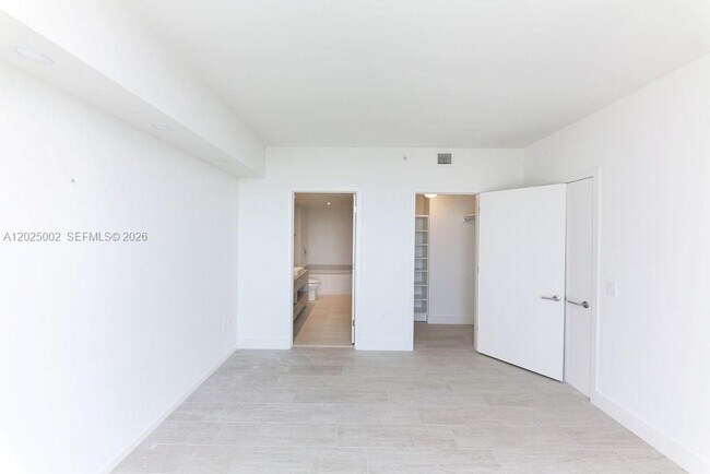 Building Photo - 4010 S Ocean Dr