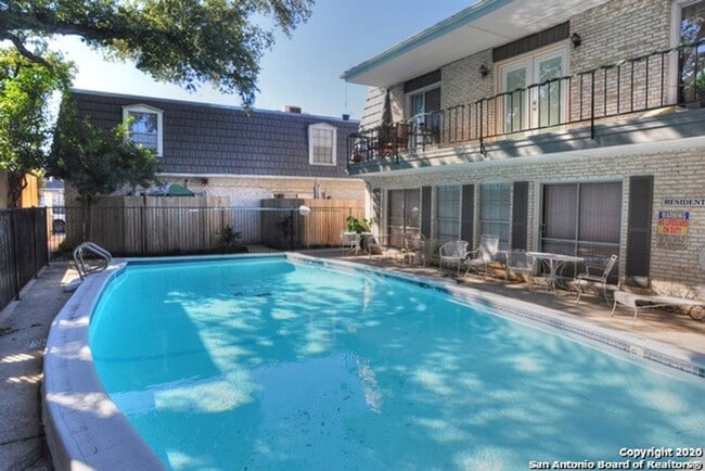 Building Photo - Beautiful Condo!
