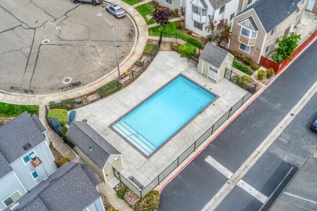 Building Photo - Exceptional Home With Solar, Spa & Communi...