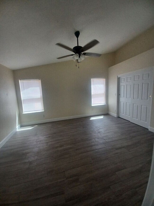 Building Photo - 4 Bd 2 bath