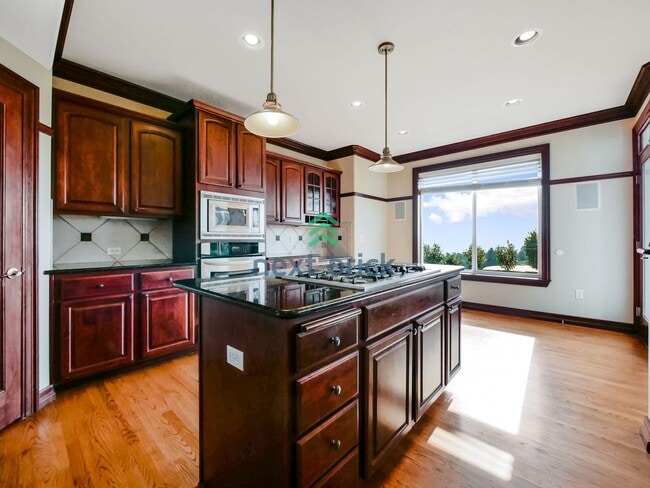 Building Photo - Stunning 4bed/2.5bath Norris Home with a V...