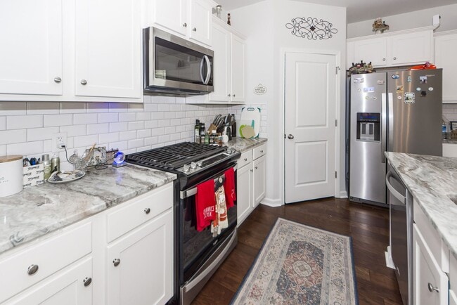 Foto del edificio - 4 Bedroom 2 Bath Home in French Quarter Creek - Huger